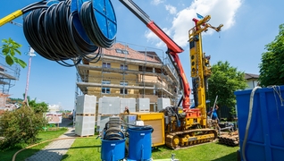 Bohrungen für eine Wärmepumpe (Erdsonde) sind im Gange. Diese ersetzt die alte Ölheizung.