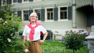 Ein Denkmal mit Zukunft, Zug: Barbara Stadlin vor dem umgebauten Bauernhaus
