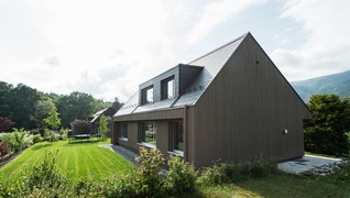 Cette maison individuelle située à Langendorf (SO) et construite en 1971 bénéficie d'une nouvelle enveloppe du bâtiment bien isolée à base de bois.