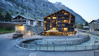 L’hôtel ZERMAMA a été entièrement rénové en 2019. Il est chauffé aux pellets de bois provenant du Haut-Valais.