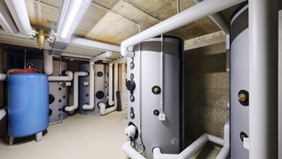 Immobile a Wangen bei Dübendorf: vista del locale tecnico  con gli accumulatori e la nuova termotecnica.