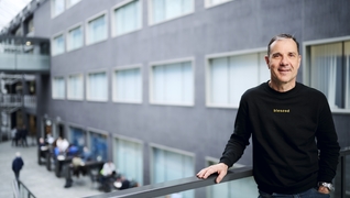 Jörg Saluz, responsabile del reparto Ambiente, Sicurezza e Costruzione della Schulthess Klinik, nell’atrio dell’edificio principale.