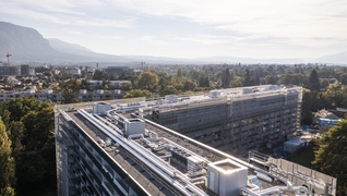 Auf dem 200 Meter langen Winkelflachdach einer Grossüberbauung in Chêne-Bougeries (GE) wurden sieben grosse, je zwei Tonnen schwere Wärmepumpen installiert.