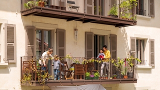 Die Balkone auf der Rückseite des denkmalgeschützten Mehrfamilienhauses in Lausanne wurden bei der Sanierung so angebracht, dass keine Wärmebrücken entstehen.