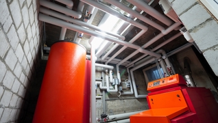 Le chauffage au mazout de l'immeuble collectif situé à Ostermundigen (BE) doit être remplacé par un système de chauffage alimenté aux énergies renouvelables.