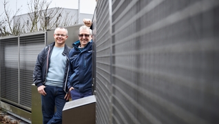 Immobile a Wangen bei Dübendorf: Philipp Albert e Andre Widmer davanti all’installazione esterna della pompa di calore aria-acqua.