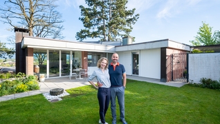 Cindy Aebischer und José Lopez haben in Lyss (BE) ein denkmalgeschütztes Einfamilienhaus im kalifornischen Bungalowstil der 1960er-Jahre energetisch saniert.