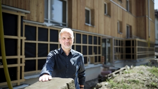 Wohnbaugenossenschaft St. Gallen: Der Architekt Georg Streule vor der sanierten Wohnbaugenossenschaft