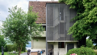 Ein Denkmal mit Zukunft, Zug: Der Zugang zur oberen Wohnung erfolgt heute bequem über einen angebauten, elegant verkleideten Erschliessungsturm mit Lift.